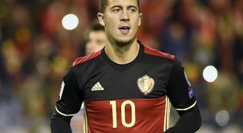 Eden Hazard won 2017 het Belgische voetbal Mr.Het officiële nieuws van de Belgische voetbalbond, Chelsea winnaar Eden Hazard door de fans als beste Belgische speler van het jaar, in deze selectie, Manchester City-middenvelder Debraune en Manchester United-spits Lukaku respectievelijk gerangschikt tweede en derde. Voor Eden Hazard is deze prijs ook een grote stimulans voor het WK 2018 in Rusland, hij zal de aanvoerder zijn om deel te nemen aan de voetbalcompetitie.WK 2018 Voetbalshirts is geliefd bij de fans vanwege het aftellen in Wereldbeker 2018.In de club van 2017 en het nationale team was Eden Eden een geweldige prestatie. In de club hielp Eden Eden het team de Premier League-titel te winnen in het seizoen 2016-17 en het team brak ook door in de FA Cup-finale. In de 17 Premier League-wedstrijden van het seizoen scoorde hij 2 keer 2 keer en in 6 Champions League-wedstrijden scoorde Eden Eden 3 keer 3 assists en verkeerde in een sterke toestand. In het nationale team hielp Eden Eden het Belgische nationale team door te breken naar de 2018 Wereldbekerfinale in Rusland, 6 doelpunten te scoren in 8 Wereldbekerwedstrijden en 5 assists te geven.België WK 2018 Voetbalshirts verwacht dat Eden Hazard het nationale team zal leiden om de eer te winnen.De genomineerden voor de Belgische speler van het jaar zijn Bashoyai, Viltongen, Maertens, kleine Adjara, karaoke, Fellaini, Tiller, Debraune, Lukaku, Bentek, Courtois, Meunier en anderen. In de finale selectie kreeg Eden Hazard 10280 stemmen, versloeg Debraune (4710 stemmen) en Lukaku (3223 stemmen) en won het Belgische voetbal van 2017, Mr. Goedkope voetbaltenues met eigen naam, voelde de geest van ijs en sneeuwvoetbal.